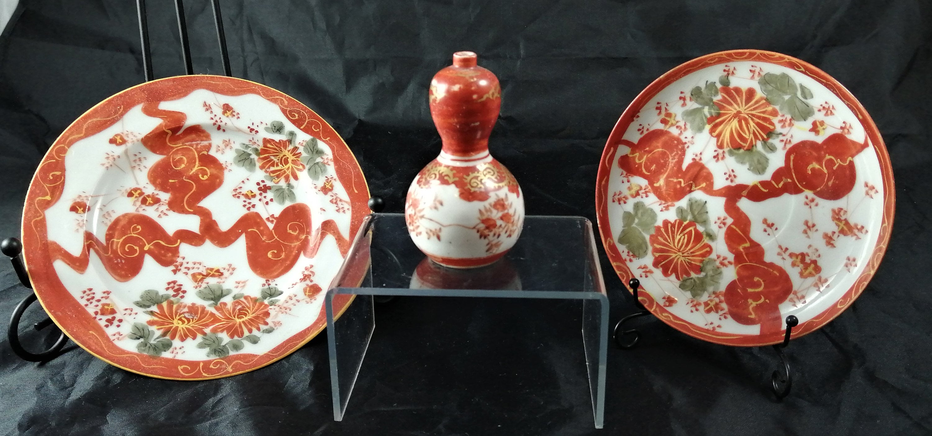 Dish, Plates, Vase, Gourd Vase (3) - Kutani, 九谷造 - Porcelain - Japan - Early 20th century