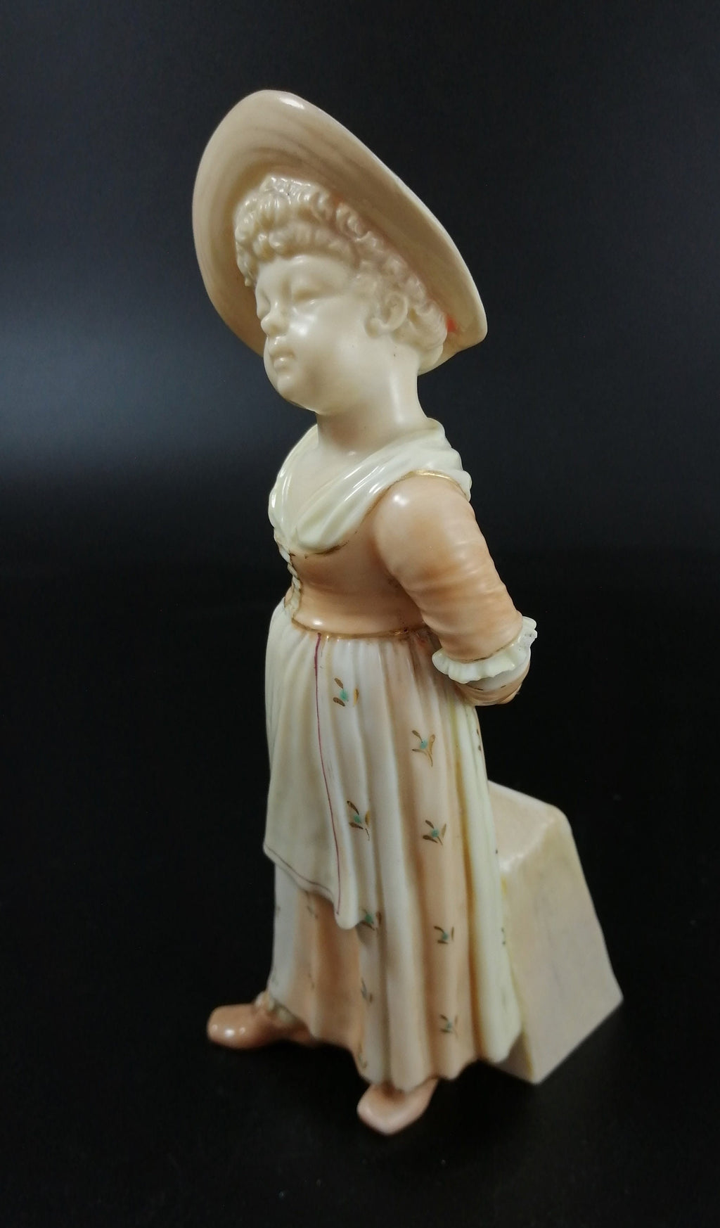 Antique Royal Worcester figural girl pepper/salt/sugar shaker, с.1886