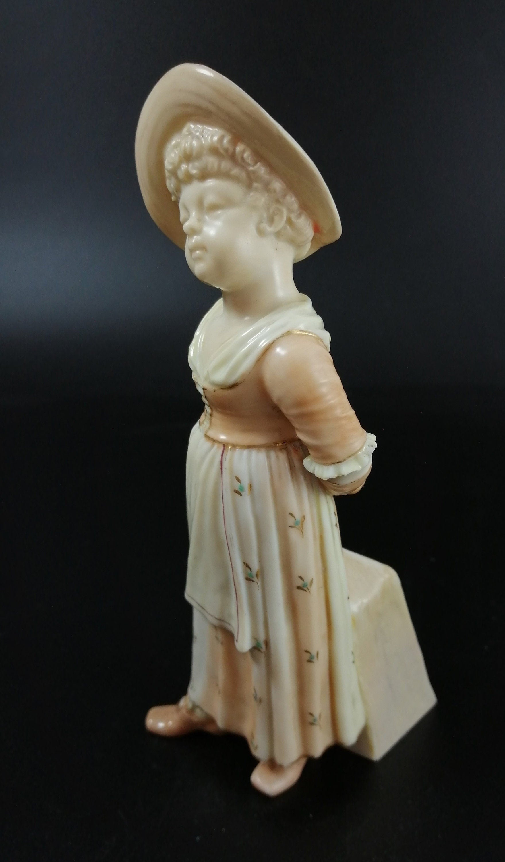 Antique Royal Worcester figural girl pepper/salt/sugar shaker, с.1886