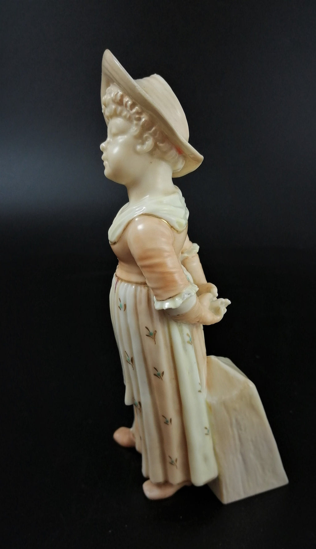 Antique Royal Worcester figural girl pepper/salt/sugar shaker, с.1886
