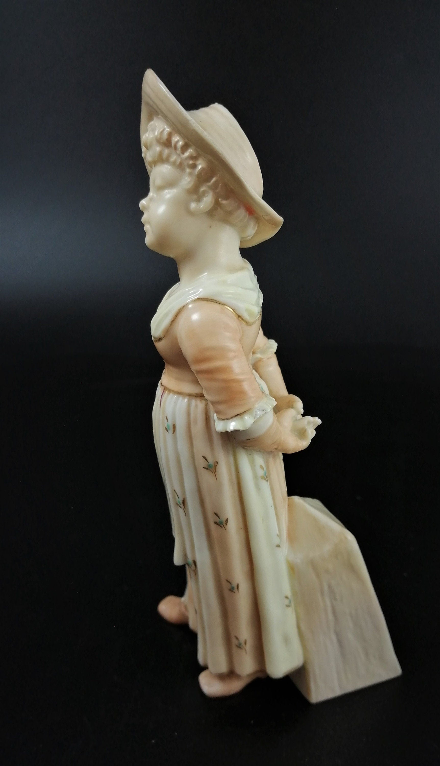 Antique Royal Worcester figural girl pepper/salt/sugar shaker, с.1886