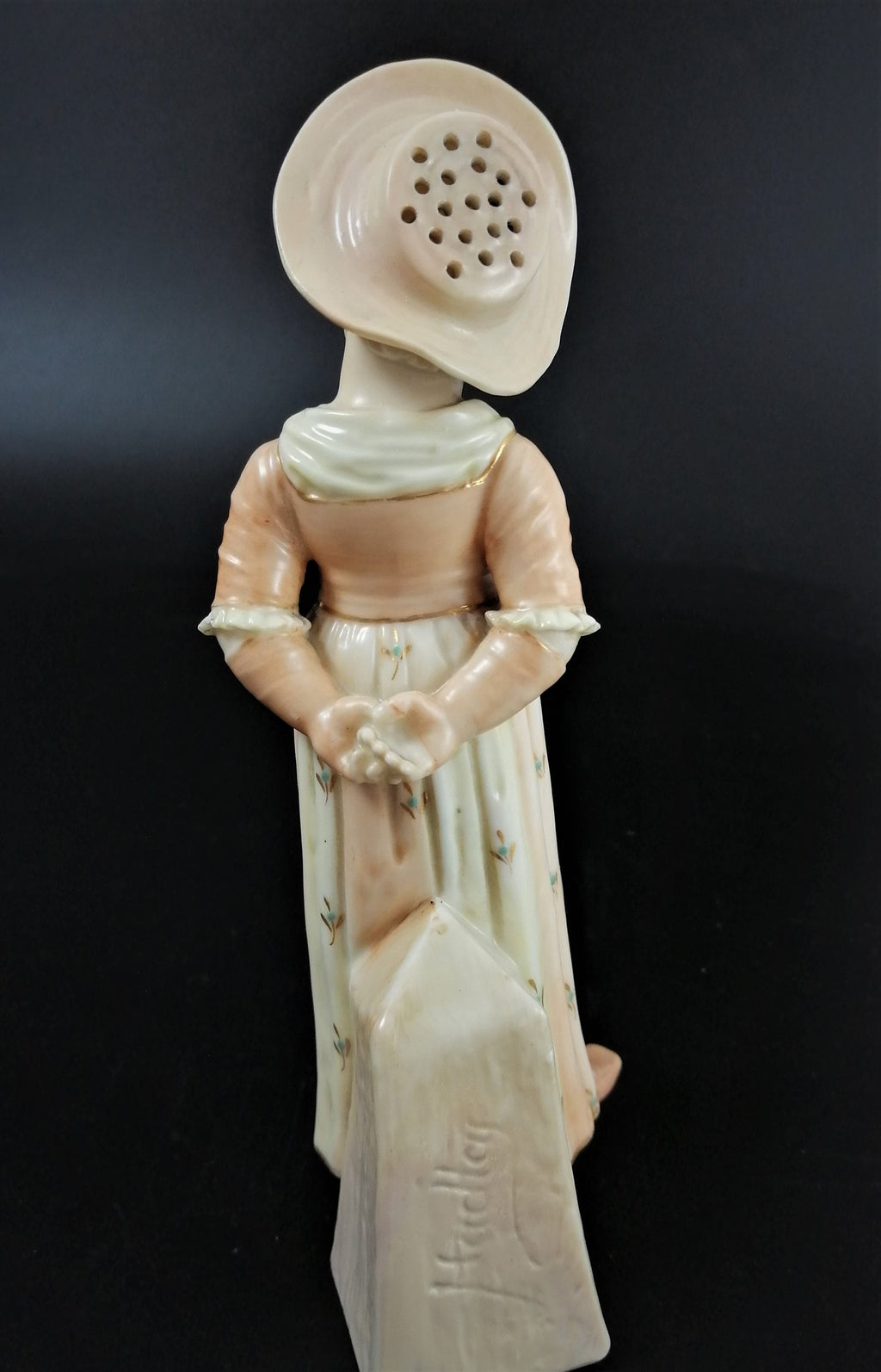 Antique Royal Worcester figural girl pepper/salt/sugar shaker, с.1886