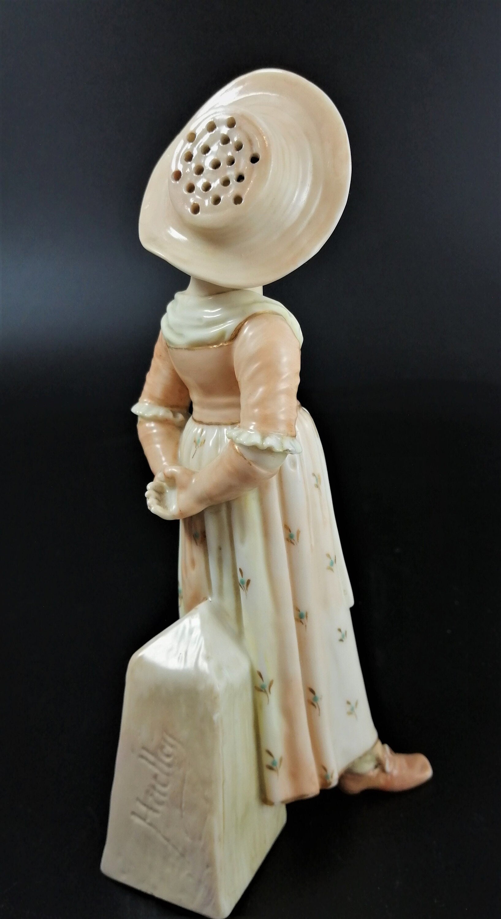 Antique Royal Worcester figural girl pepper/salt/sugar shaker, с.1886