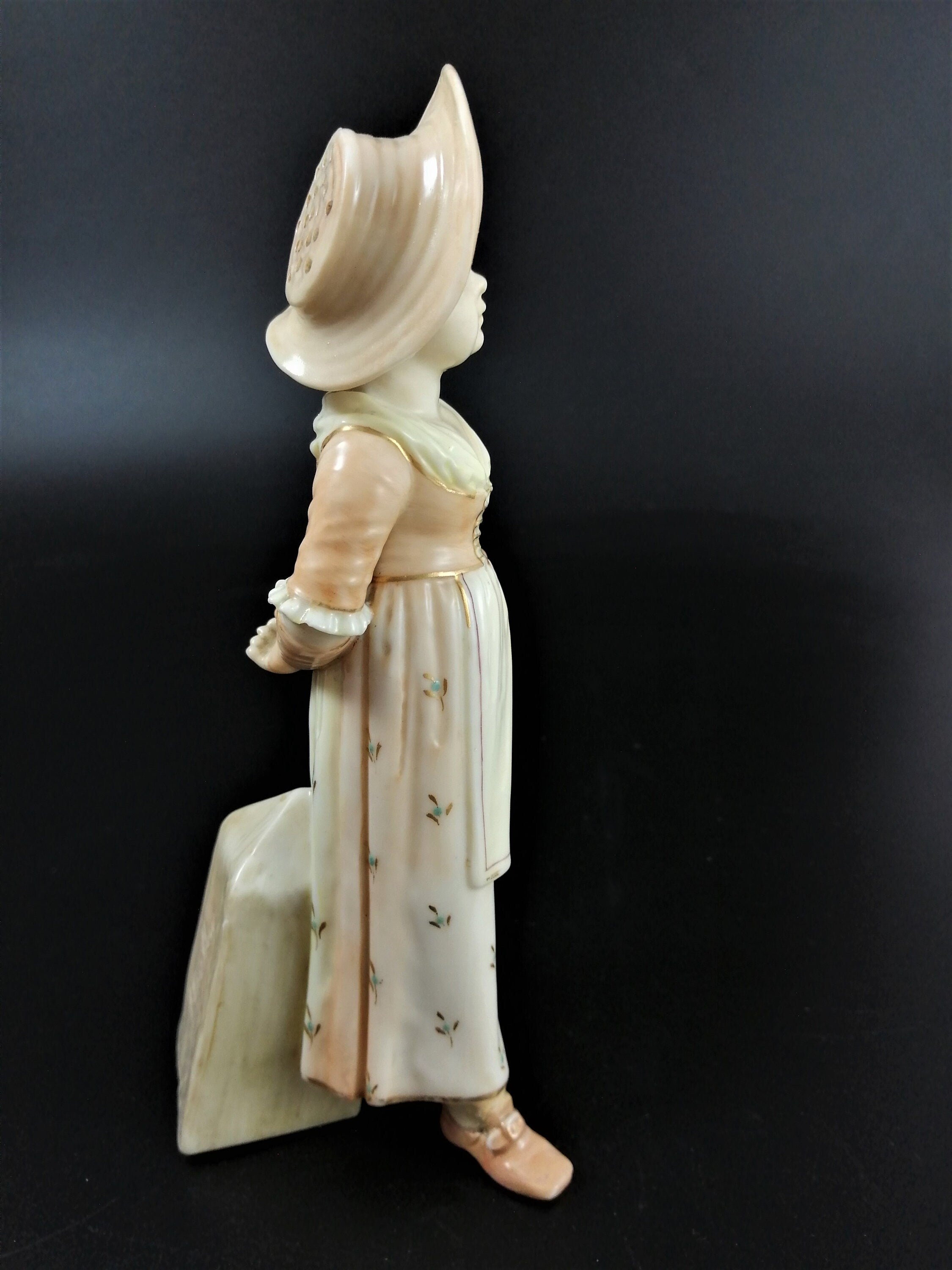 Antique Royal Worcester figural girl pepper/salt/sugar shaker, с.1886