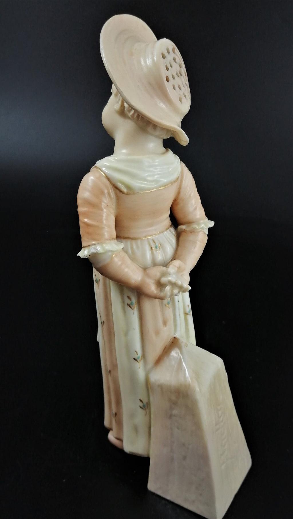 Antique Royal Worcester figural girl pepper/salt/sugar shaker, с.1886