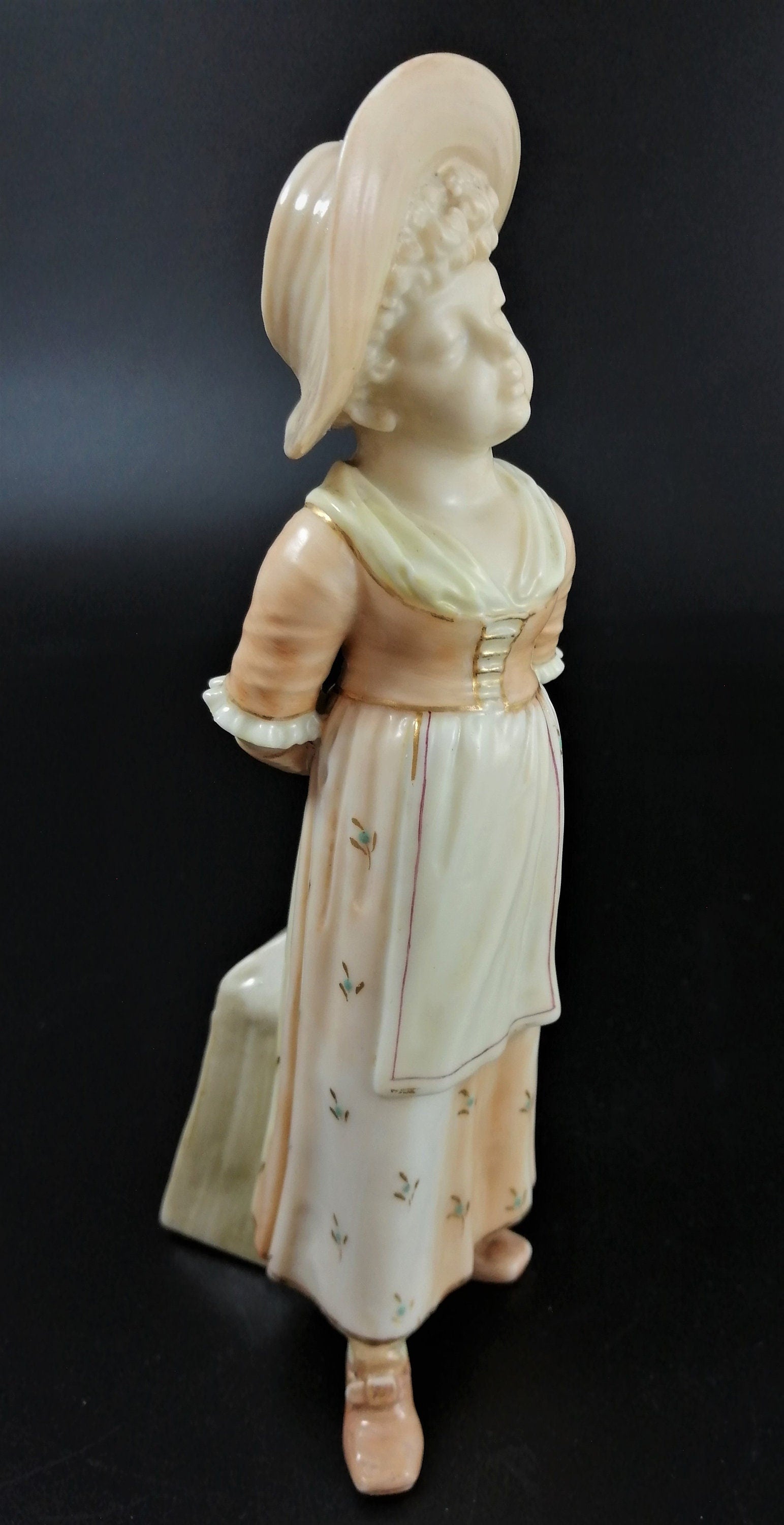 Antique Royal Worcester figural girl pepper/salt/sugar shaker, с.1886