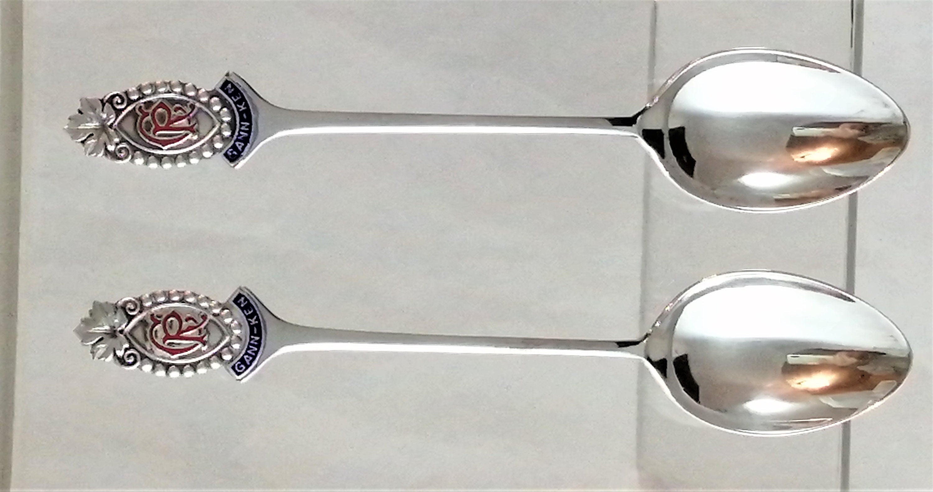 Pair of .950 silver commemorative spoons, "Ganken", Japan, in an original case.