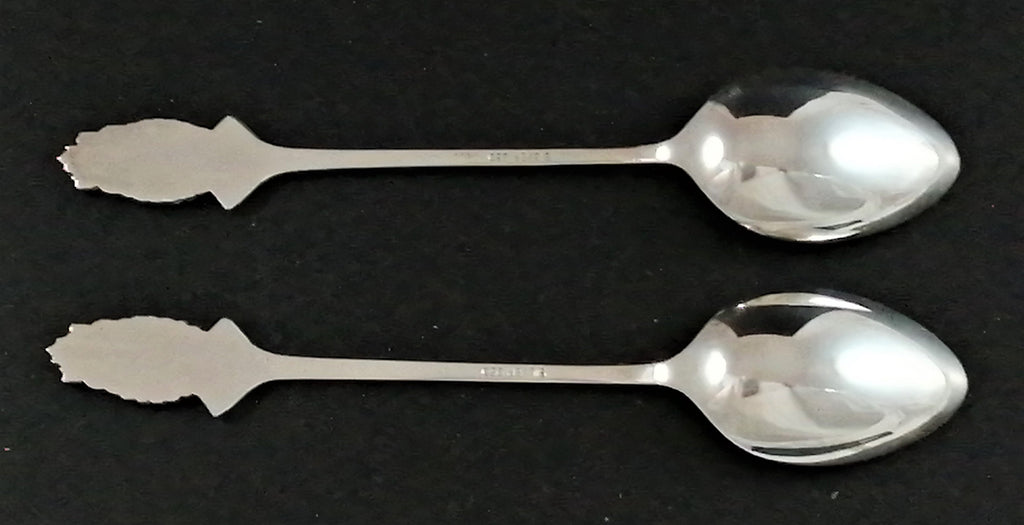 Pair of .950 silver commemorative spoons, "Ganken", Japan, in an original case.