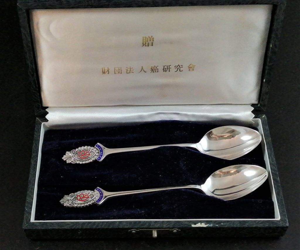 Pair of .950 silver commemorative spoons, "Ganken", Japan, in an original case.
