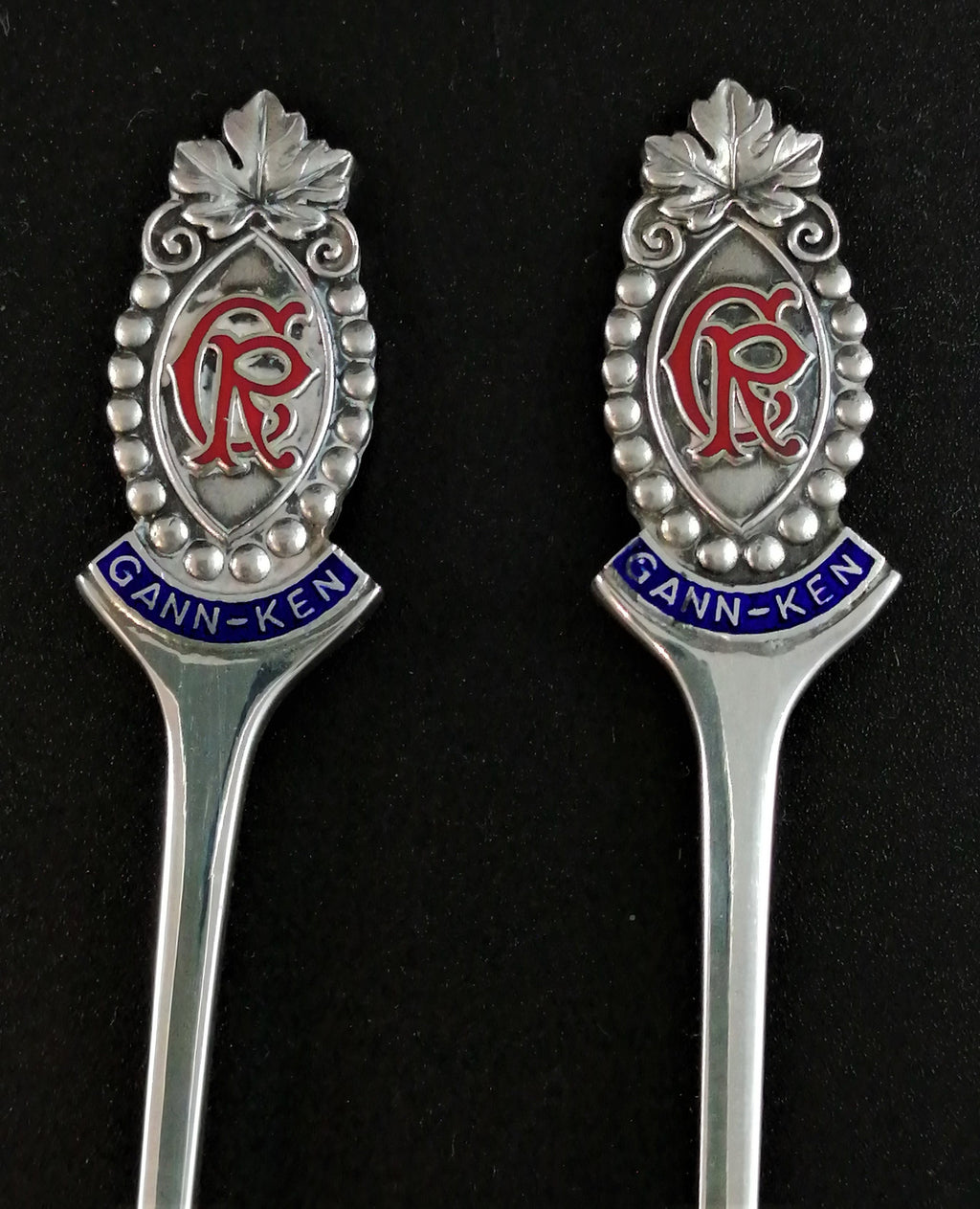 Pair of .950 silver commemorative spoons, "Ganken", Japan, in an original case.