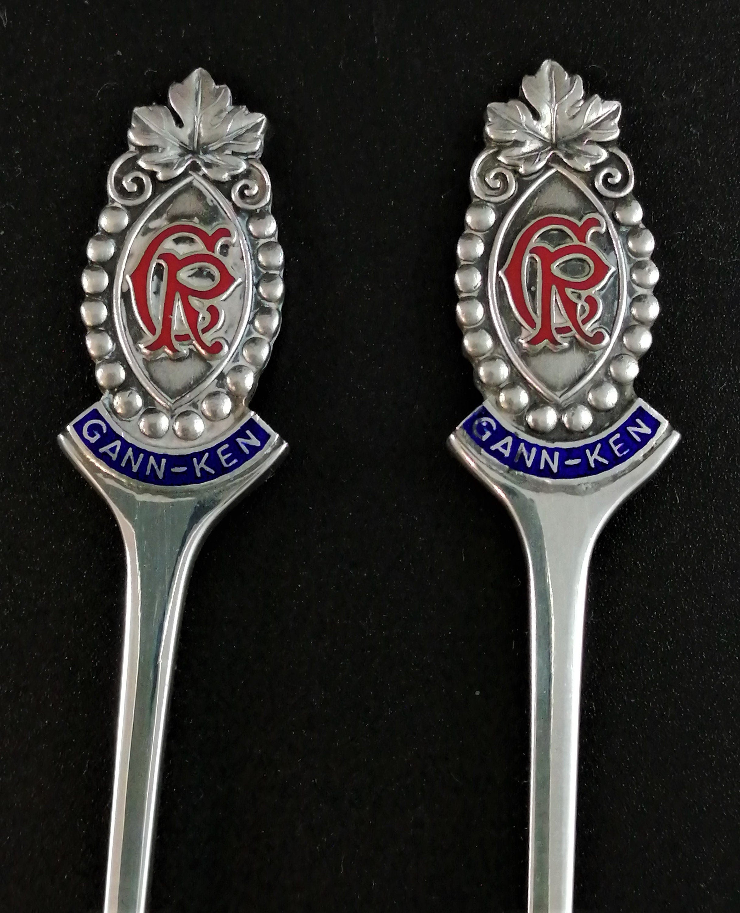 Pair of .950 silver commemorative spoons, "Ganken", Japan, in an original case.