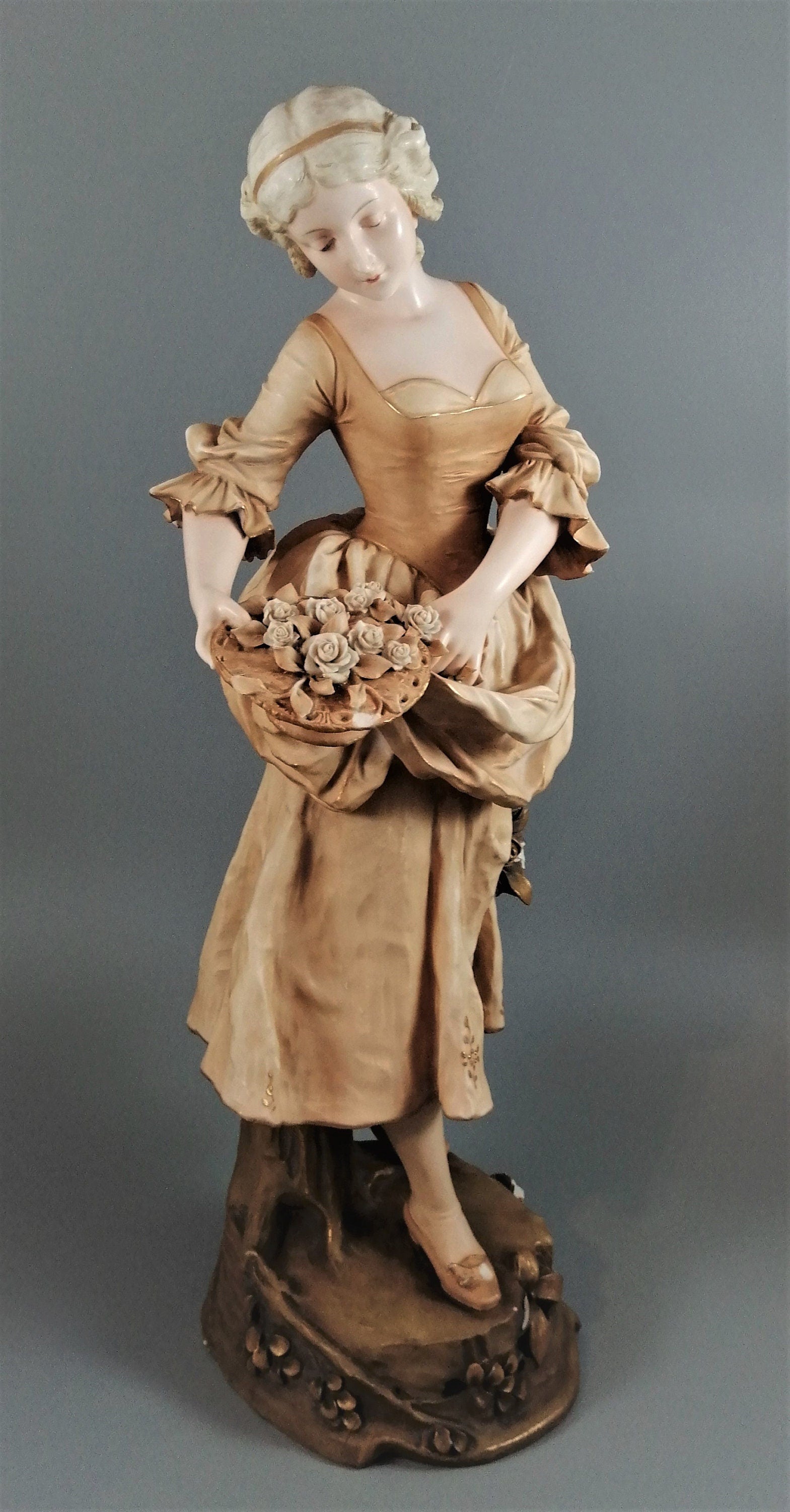 Antique porcelain figurine "Woman with Flowers" - Royal Vienna, Ernst Wahliss
