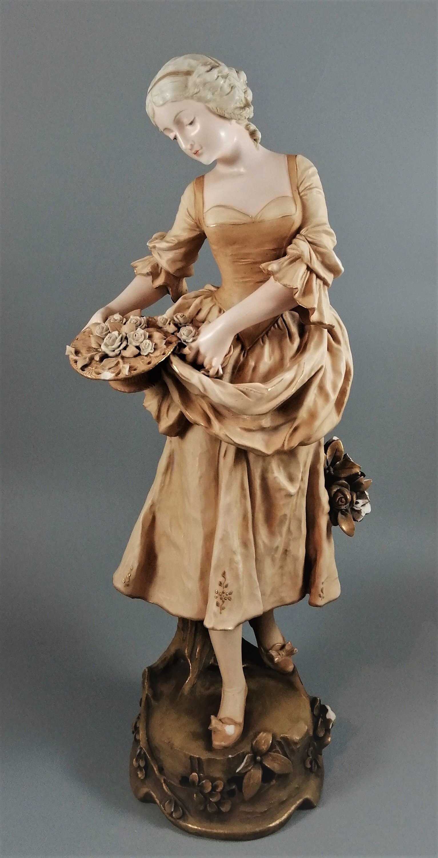 Antique porcelain figurine "Woman with Flowers" - Royal Vienna, Ernst Wahliss