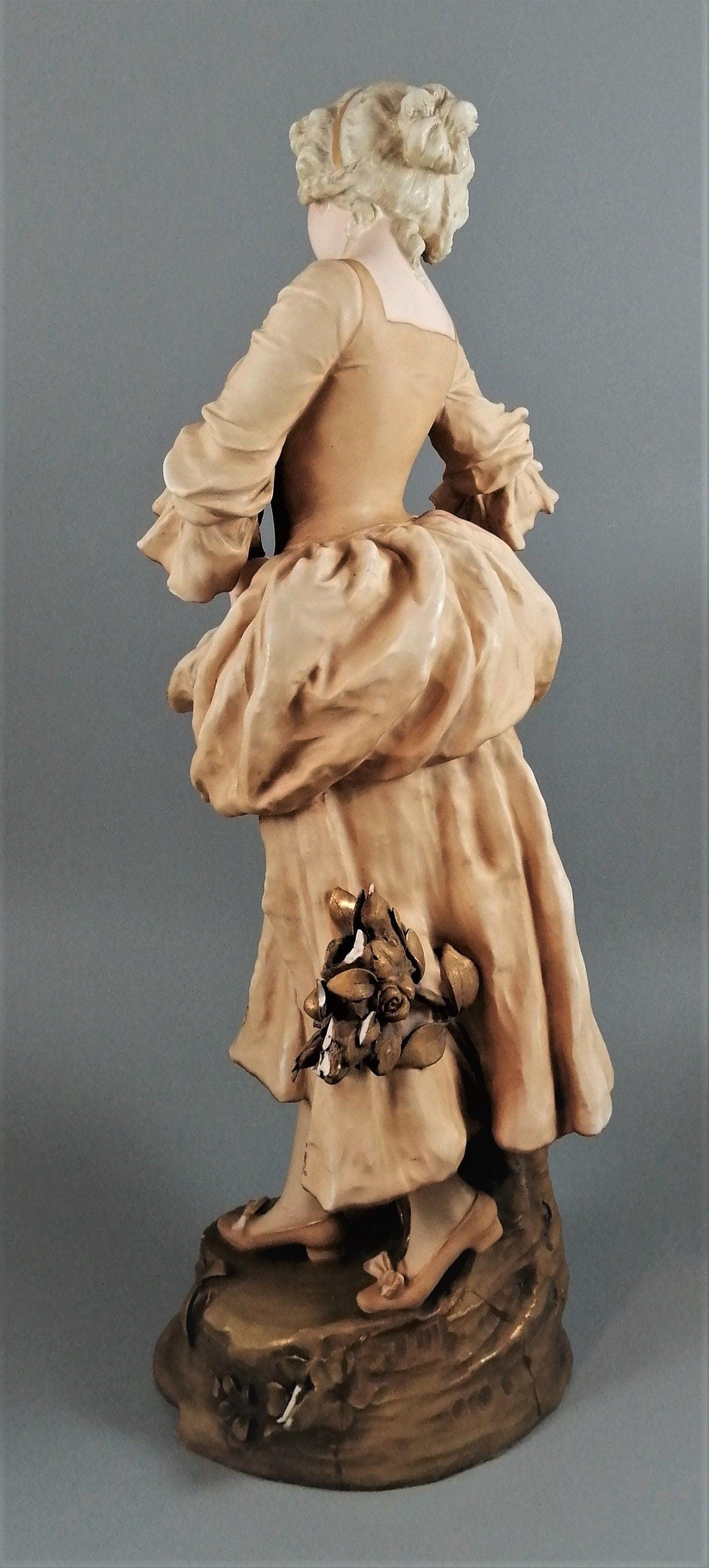 Antique porcelain figurine "Woman with Flowers" - Royal Vienna, Ernst Wahliss