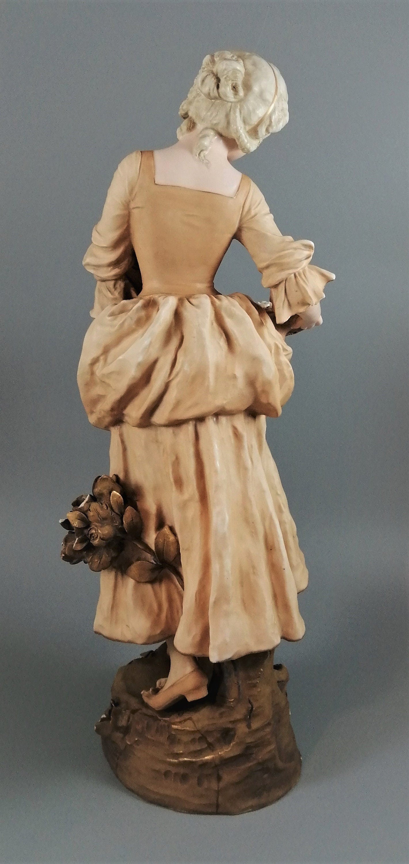 Antique porcelain figurine "Woman with Flowers" - Royal Vienna, Ernst Wahliss