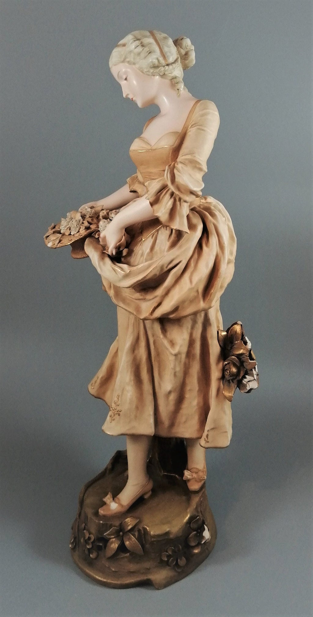 Antique porcelain figurine "Woman with Flowers" - Royal Vienna, Ernst Wahliss
