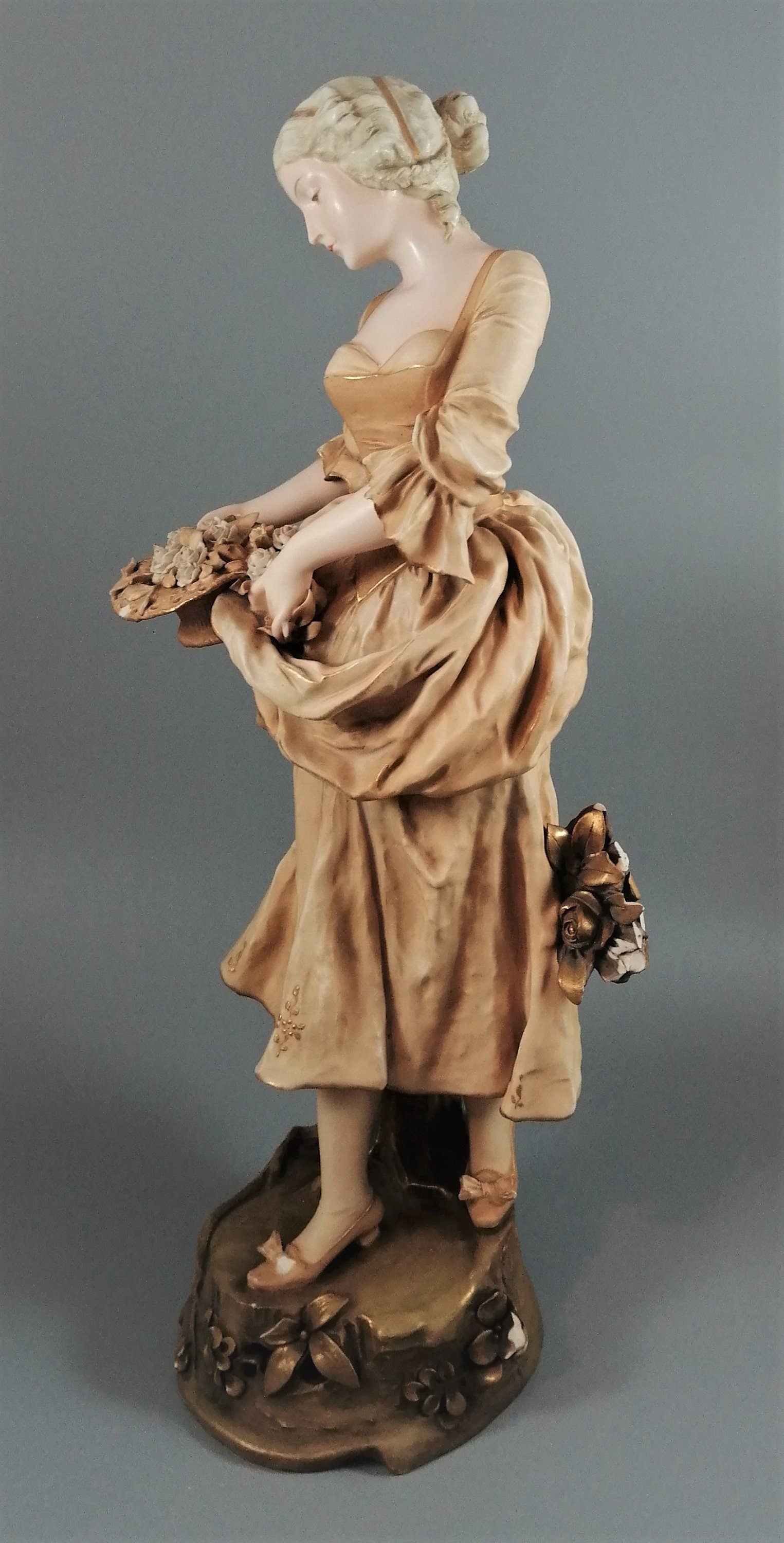 Antique porcelain figurine "Woman with Flowers" - Royal Vienna, Ernst Wahliss