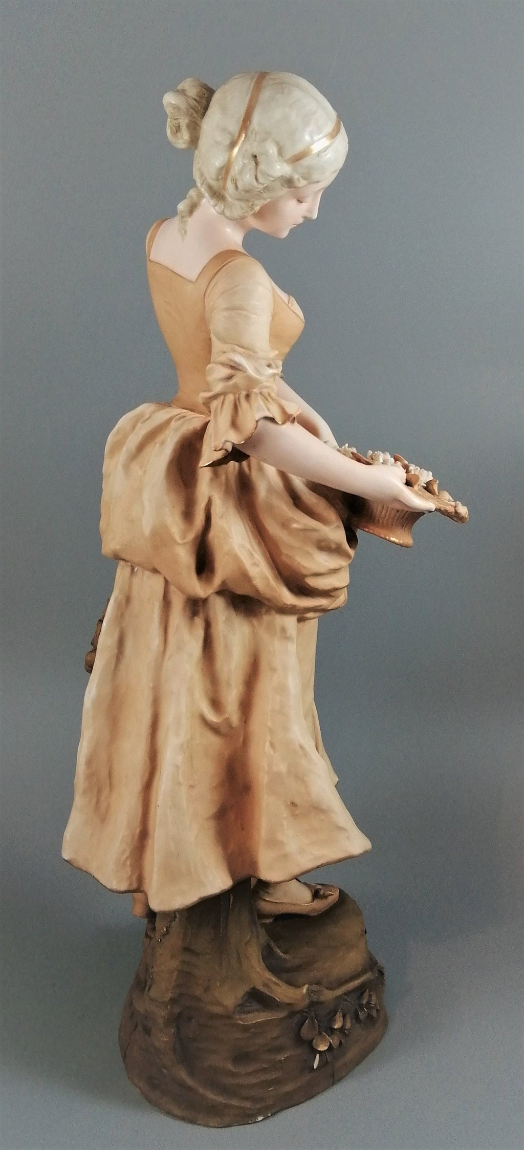 Antique porcelain figurine "Woman with Flowers" - Royal Vienna, Ernst Wahliss