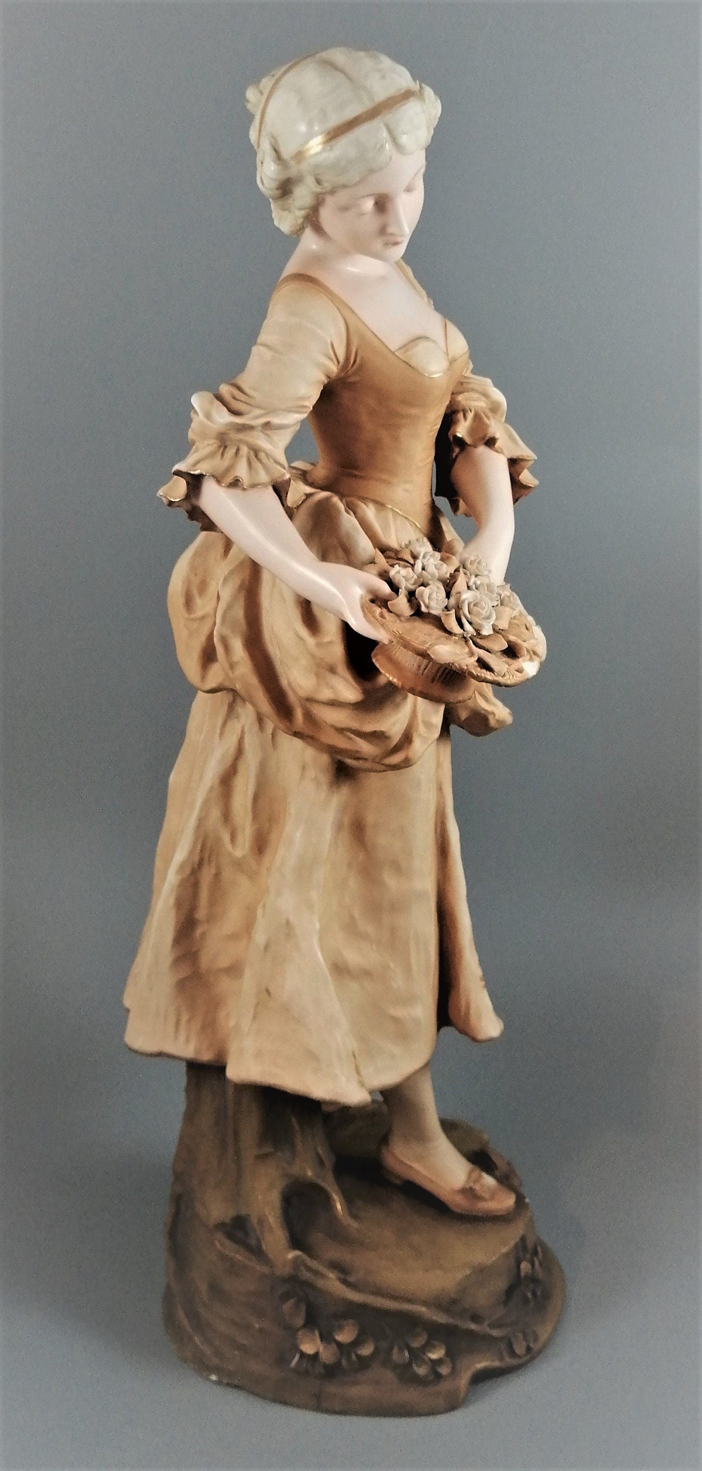 Antique porcelain figurine "Woman with Flowers" - Royal Vienna, Ernst Wahliss
