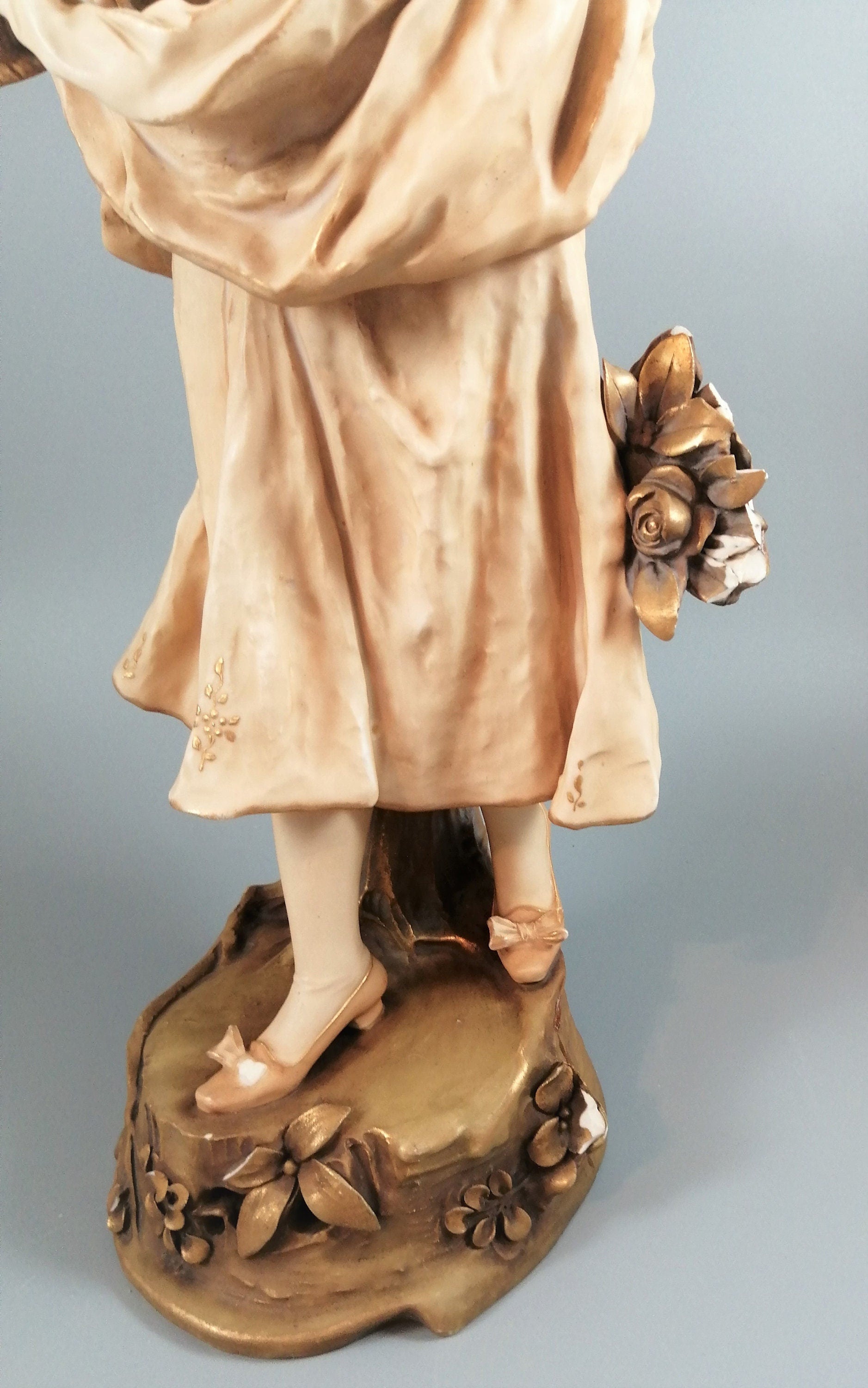 Antique porcelain figurine "Woman with Flowers" - Royal Vienna, Ernst Wahliss