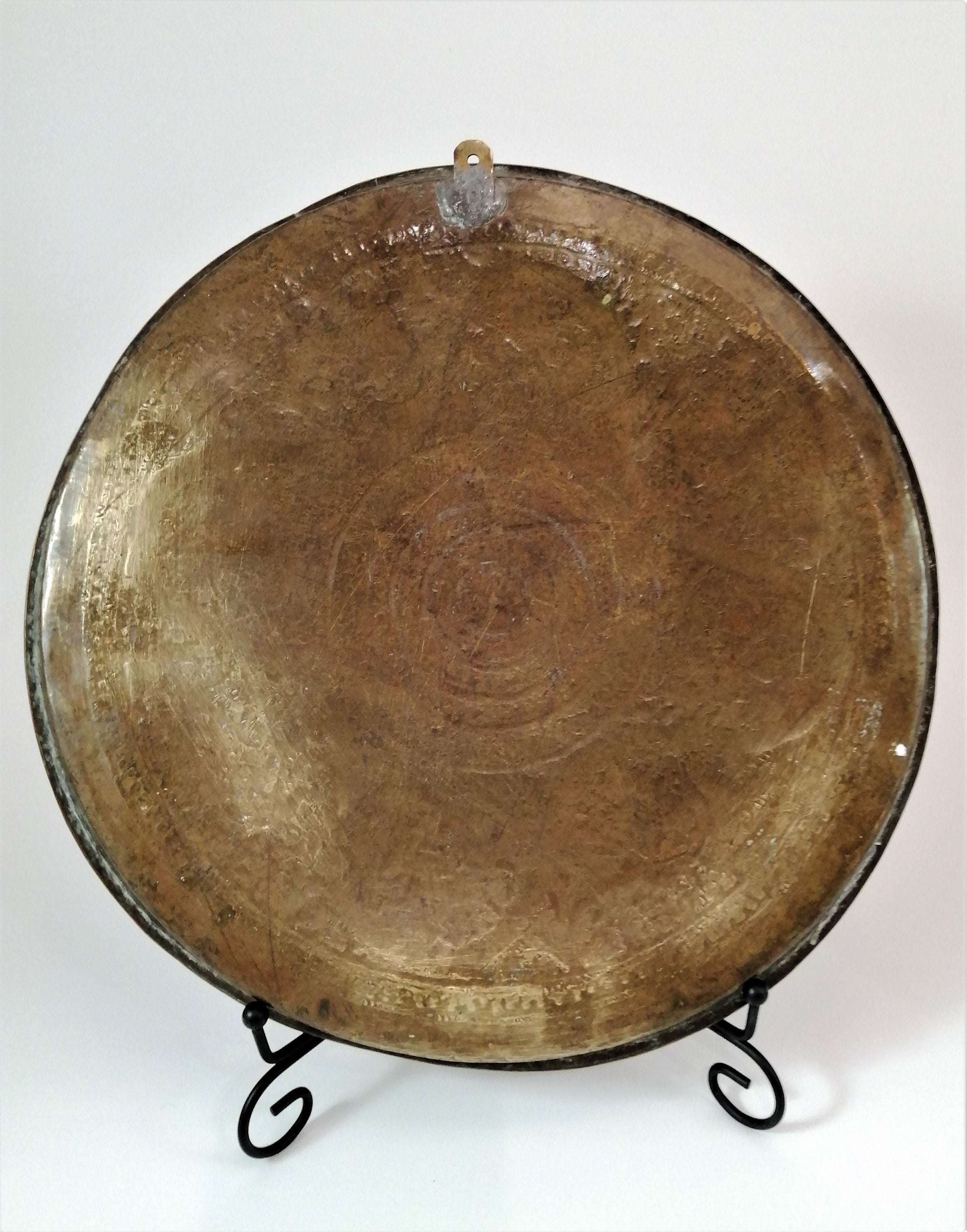 Antique Benares Brass Tray: Hand-Engraved Indian Floral & Horse Decor (32 cm)