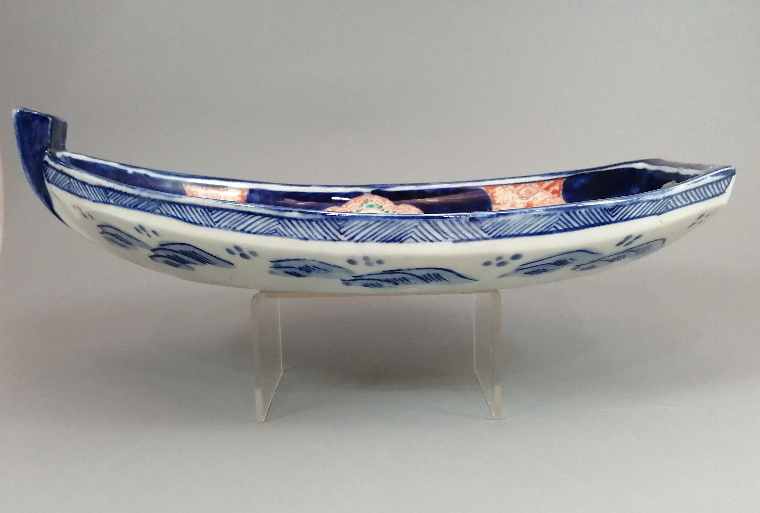 Antique Japanese Imari dish in the form of a Treasure Boat ‘Takarabune’, Meiji Period, circa 1900
