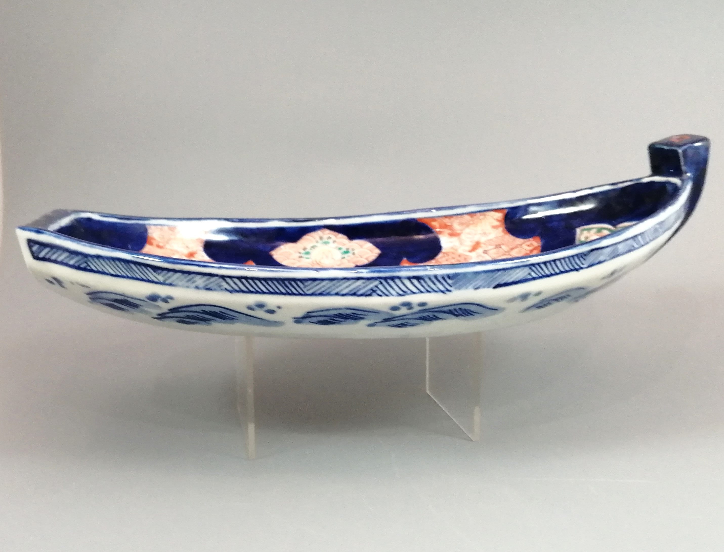 Antique Japanese Imari dish in the form of a Treasure Boat ‘Takarabune’, Meiji Period, circa 1900