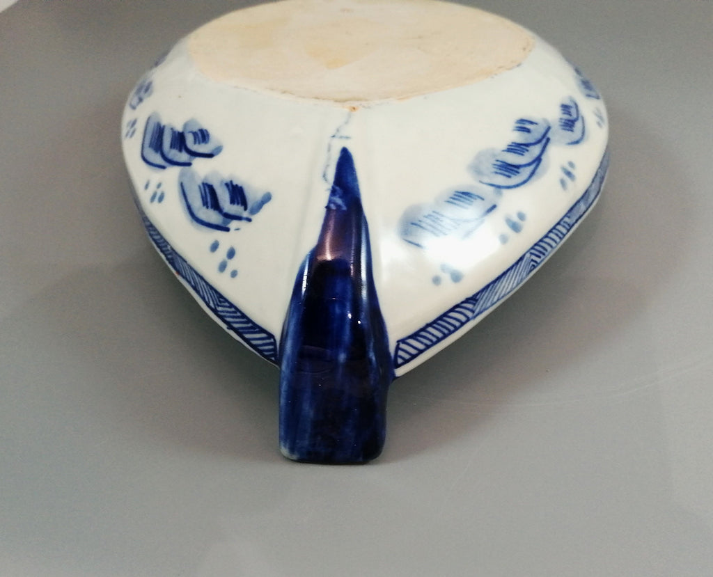 Antique Japanese Imari dish in the form of a Treasure Boat ‘Takarabune’, Meiji Period, circa 1900