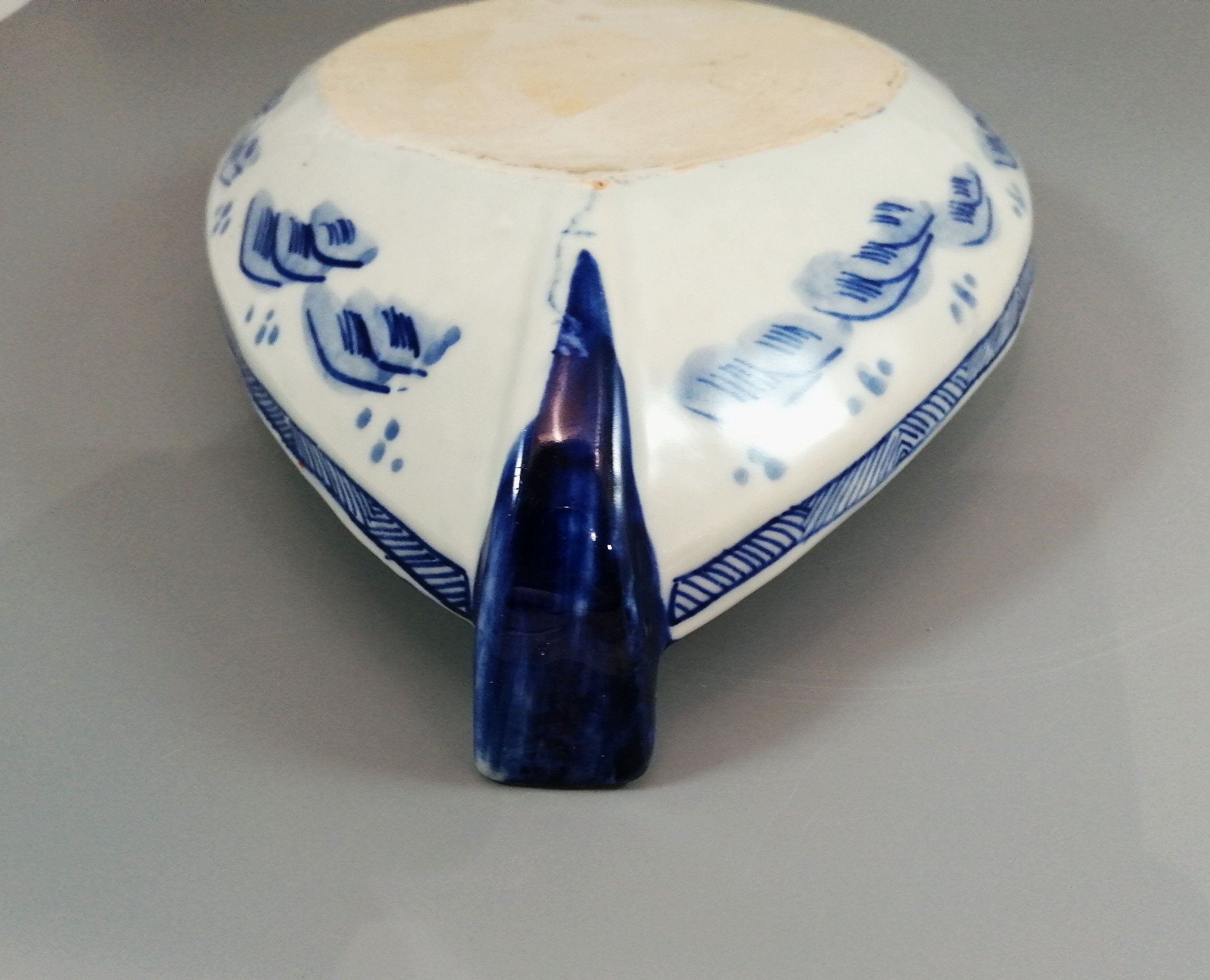 Antique Japanese Imari dish in the form of a Treasure Boat ‘Takarabune’, Meiji Period, circa 1900
