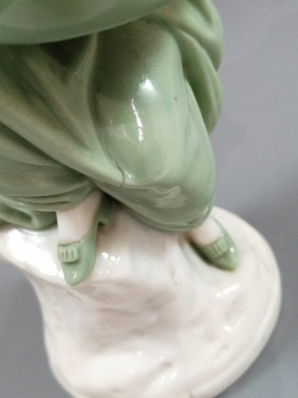 Minton a pair of celadon figurines,  с.1869
