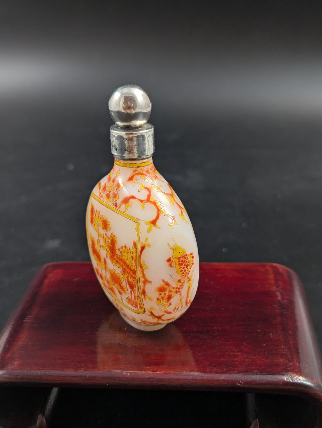 Antique enameled white glass snuff bottle with Guyue Xuan mark