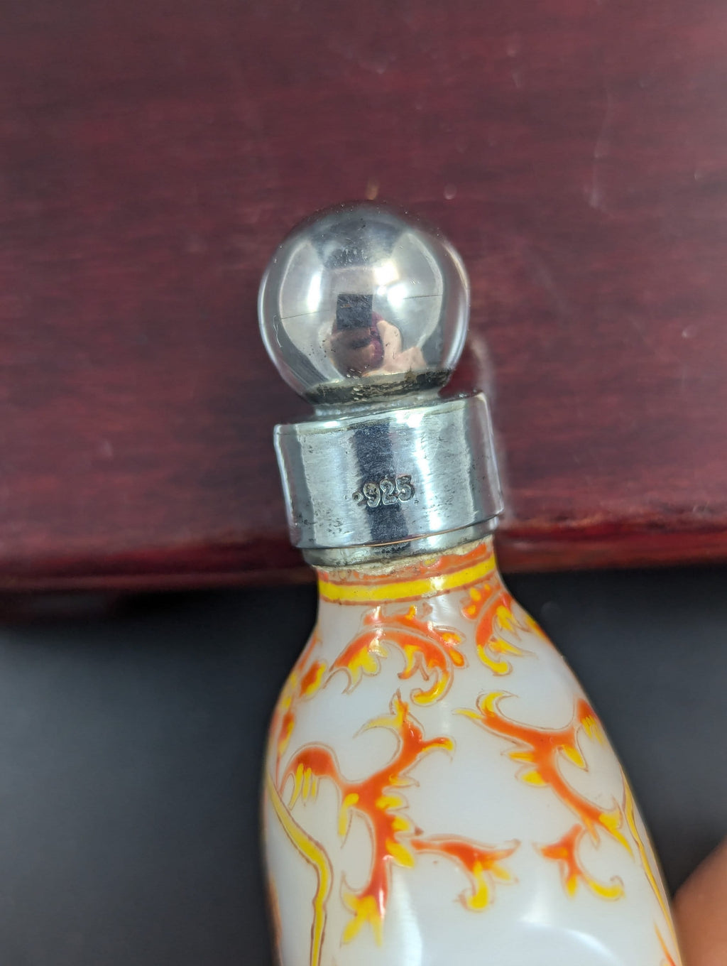 Antique enameled white glass snuff bottle with Guyue Xuan mark