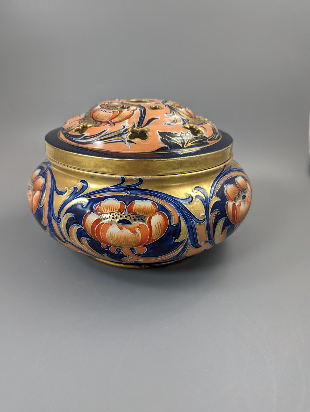 A very large Moorcroft Macintyre & Co pot pourri and lid, c.1904-1913