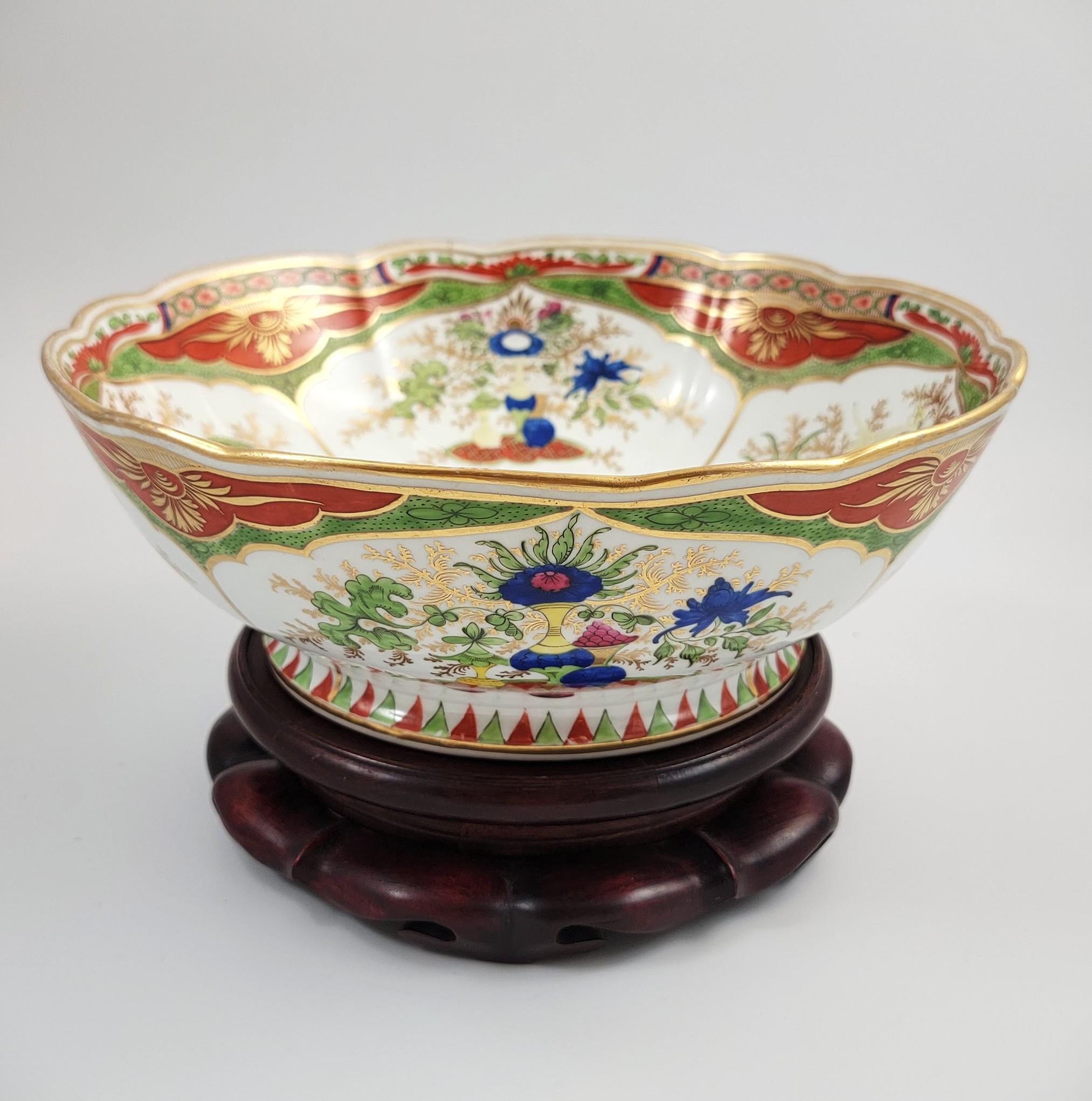 Chamberlain Worcester Dragon in Compartments Bowl, c.1815, Mahogany Stand