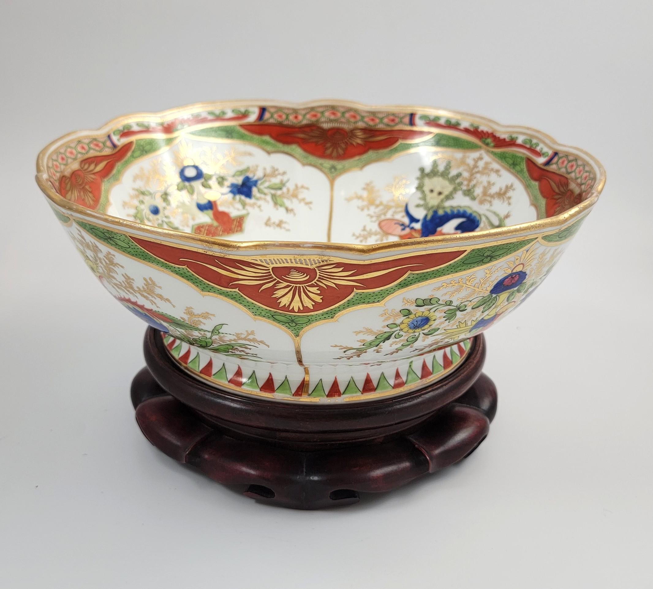 Chamberlain Worcester Dragon in Compartments Bowl, c.1815, Mahogany Stand