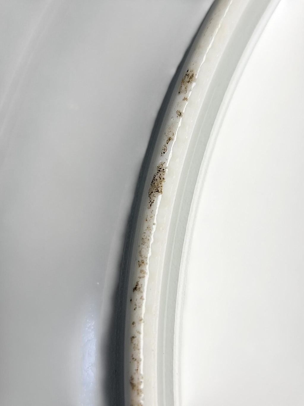 Late 17th-Century Arita Aka-e Porcelain Dish, 24.5 cm — Museum Quality