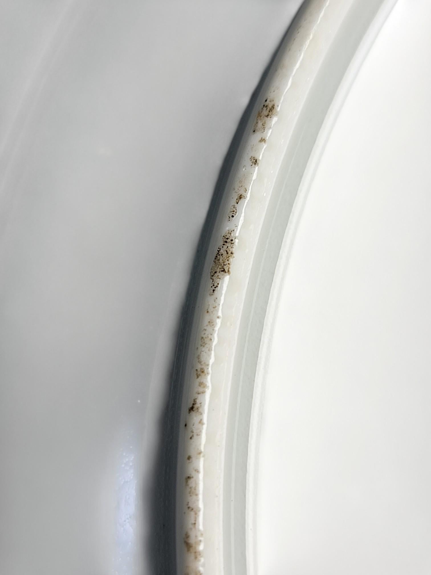Late 17th-Century Arita Aka-e Porcelain Dish, 24.5 cm — Museum Quality