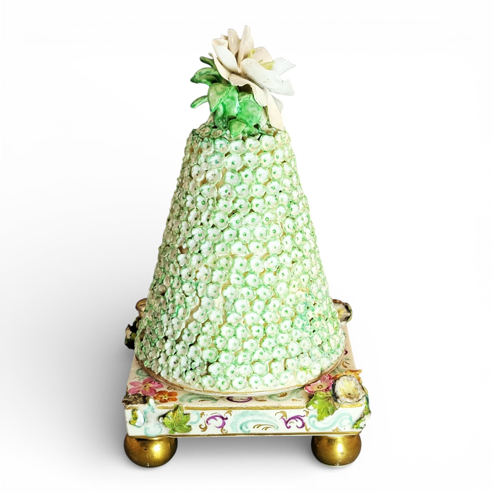 German porcelain inkstand with pyramidal Schneeballen cover, Saxony, c.1800