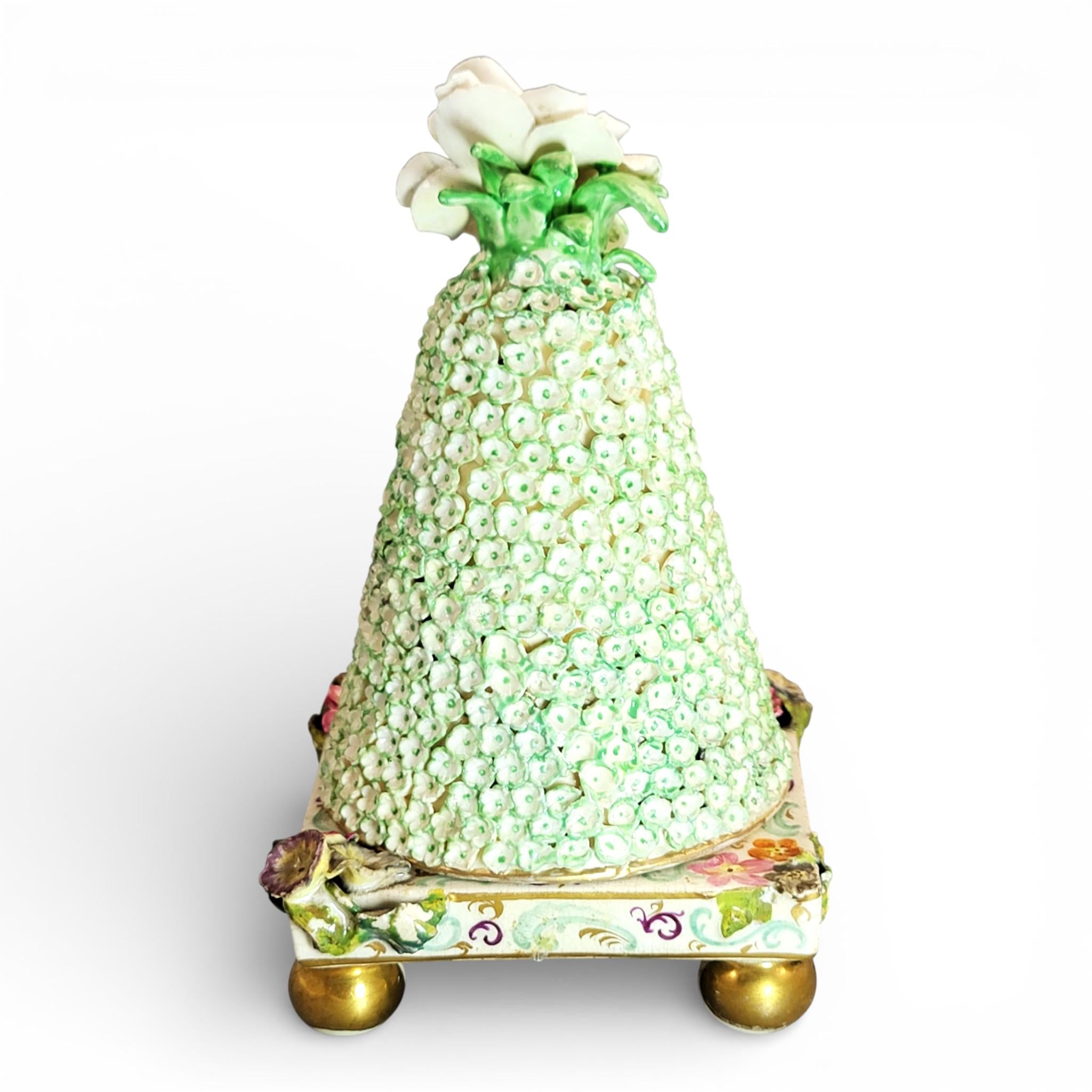 German porcelain inkstand with pyramidal Schneeballen cover, Saxony, c.1800