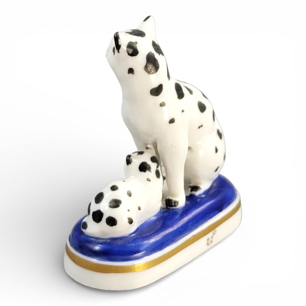 Rare Chelsea Porcelain Cat and Kitten Miniature, late 18th century