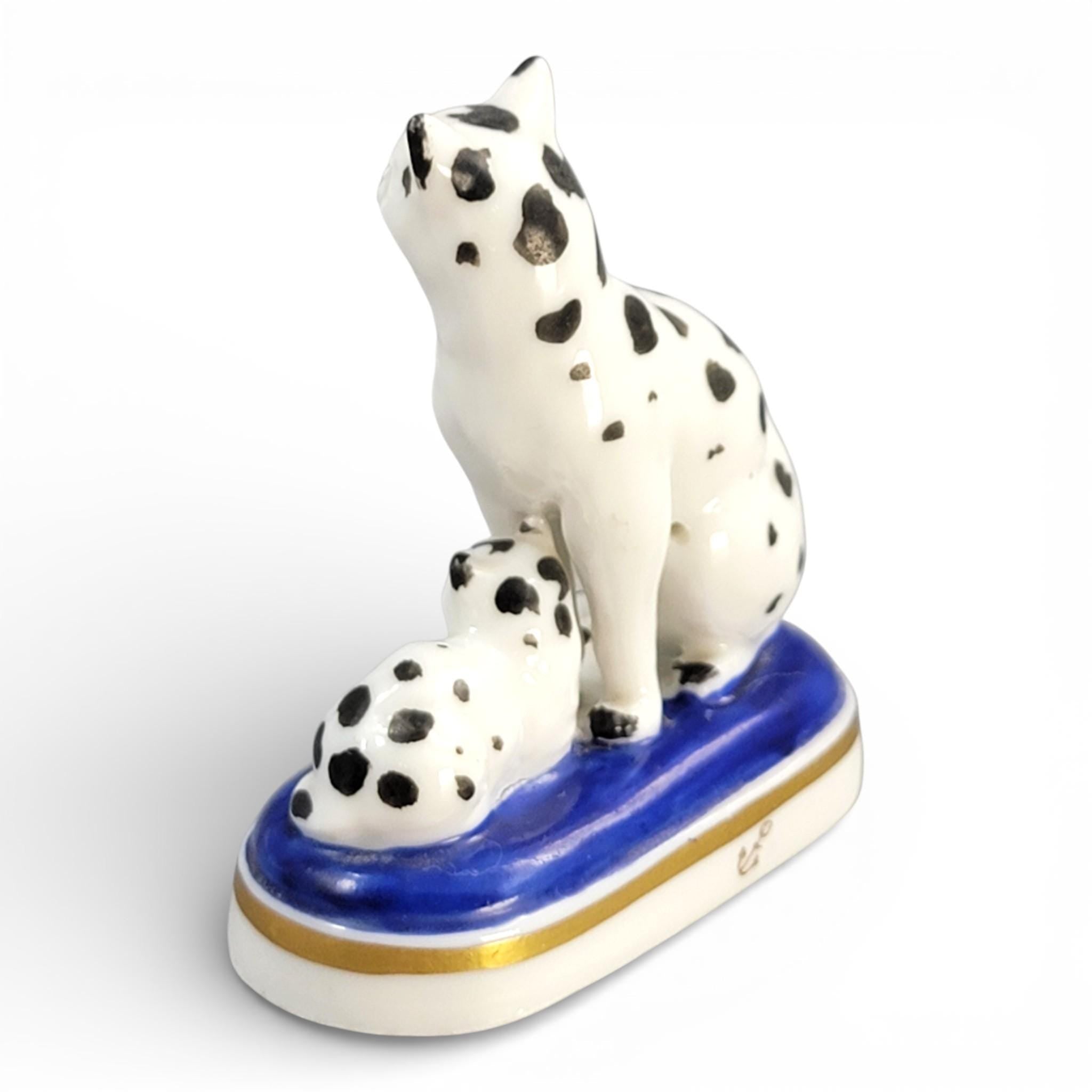 Rare Chelsea Porcelain Cat and Kitten Miniature, late 18th century