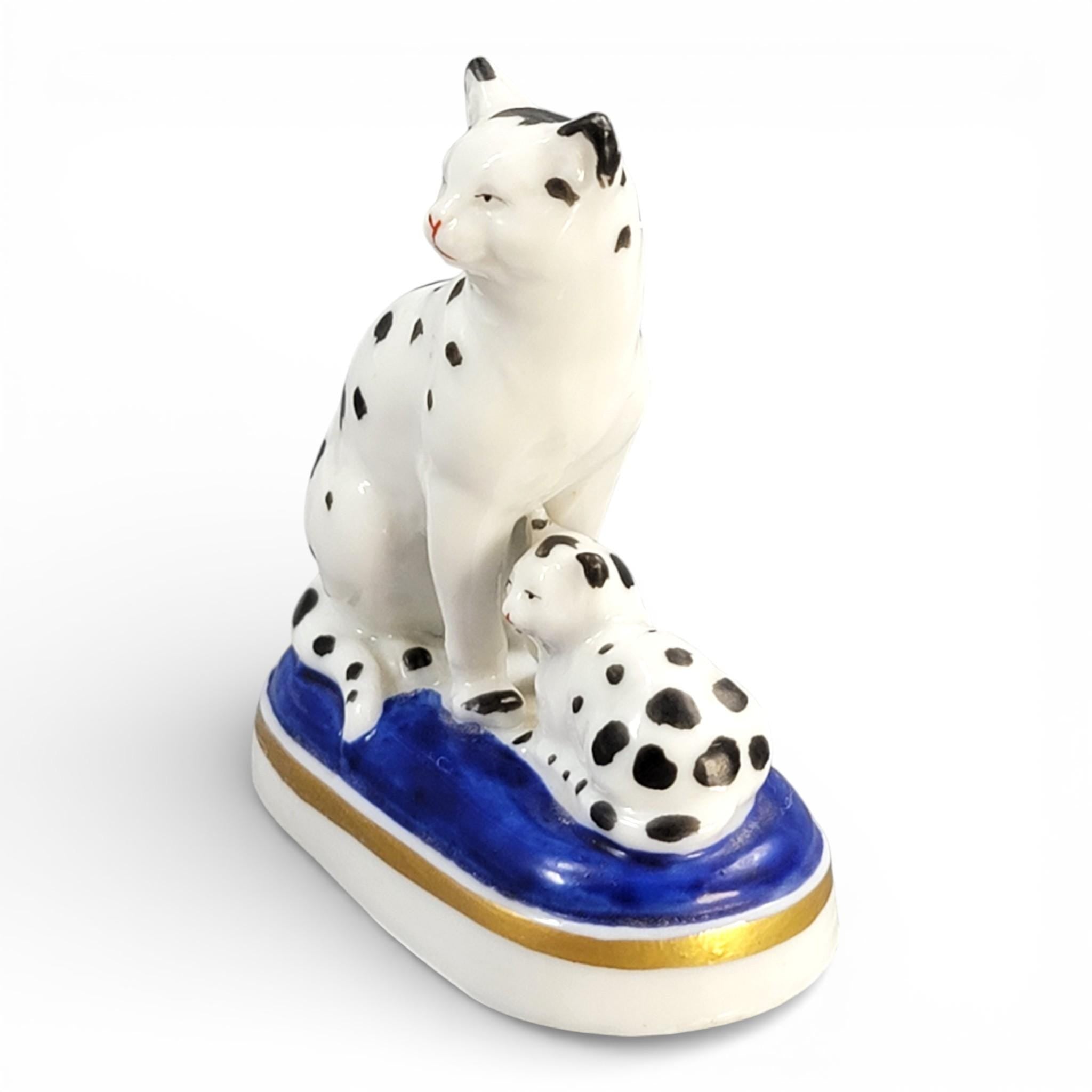 Rare Chelsea Porcelain Cat and Kitten Miniature, late 18th century