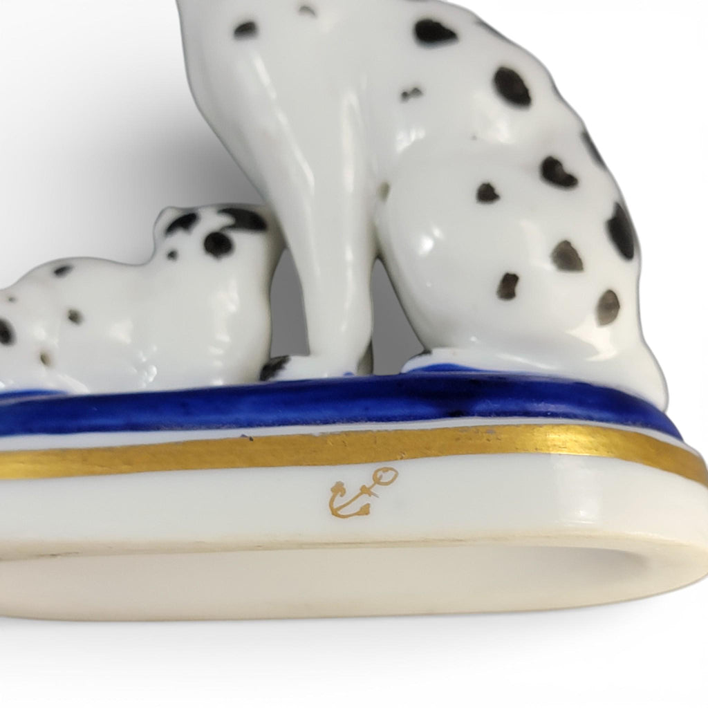 Rare Chelsea Porcelain Cat and Kitten Miniature, late 18th century