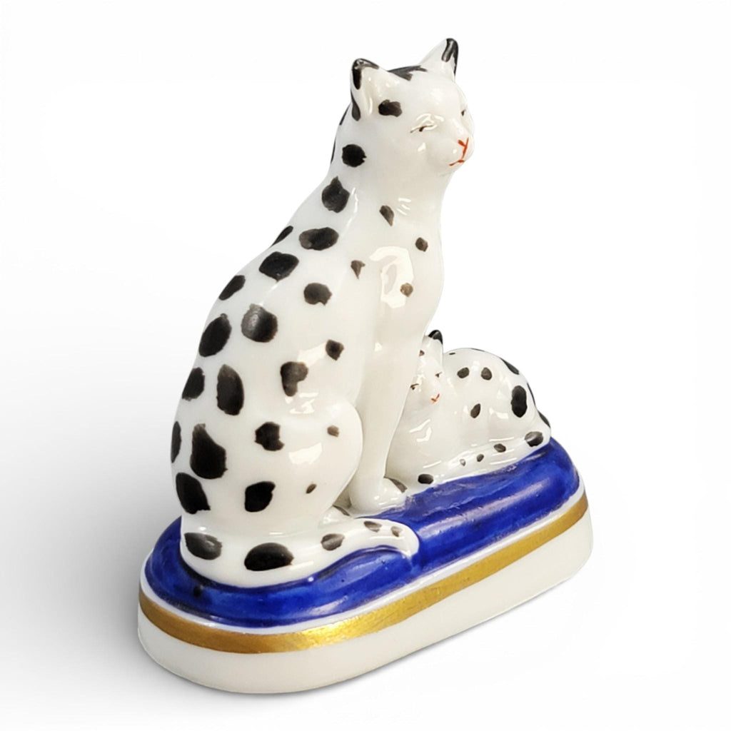 Rare Chelsea Porcelain Cat and Kitten Miniature, late 18th century