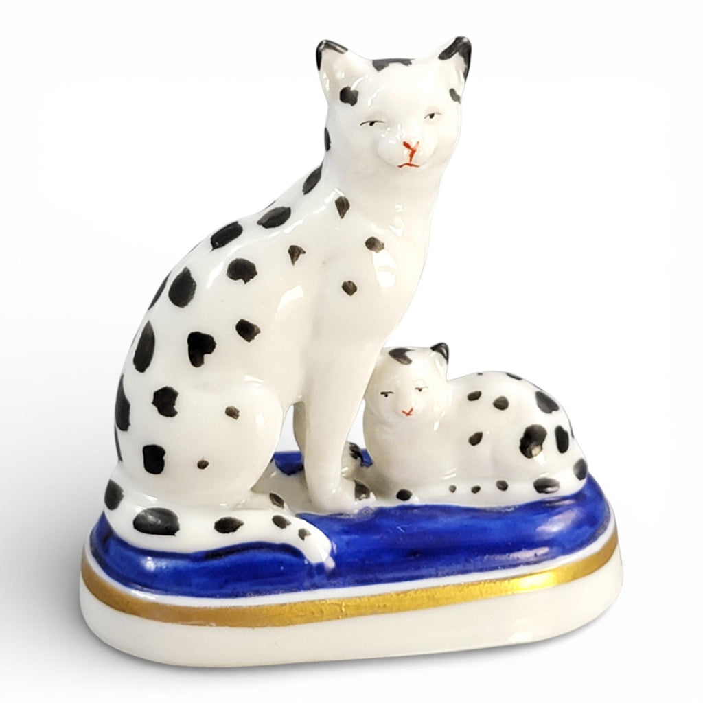Rare Chelsea Porcelain Cat and Kitten Miniature, late 18th century