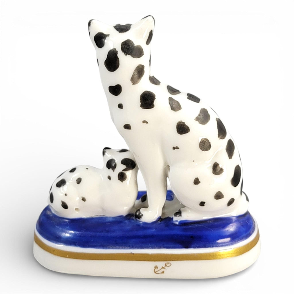 Rare Chelsea Porcelain Cat and Kitten Miniature, late 18th century