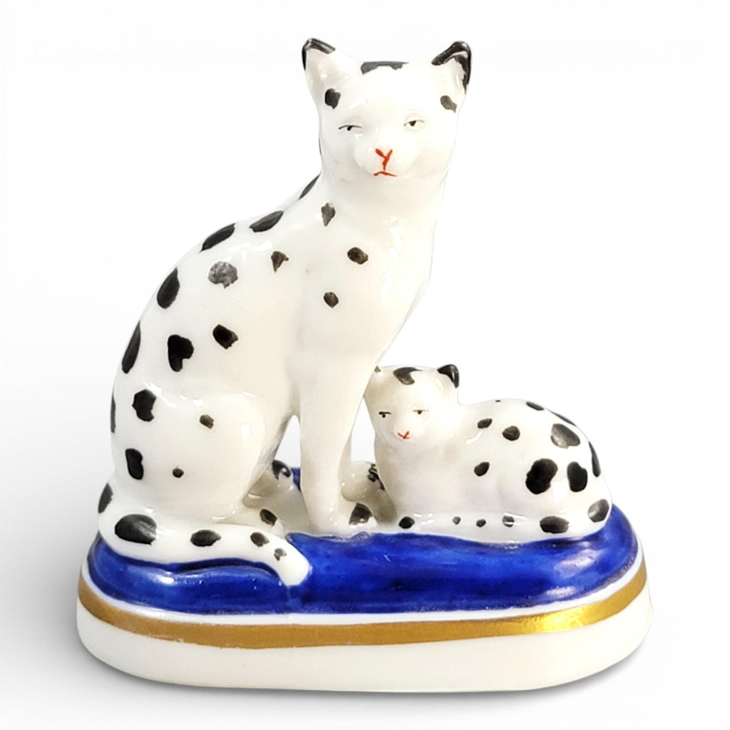 Rare Chelsea Porcelain Cat and Kitten Miniature, late 18th century