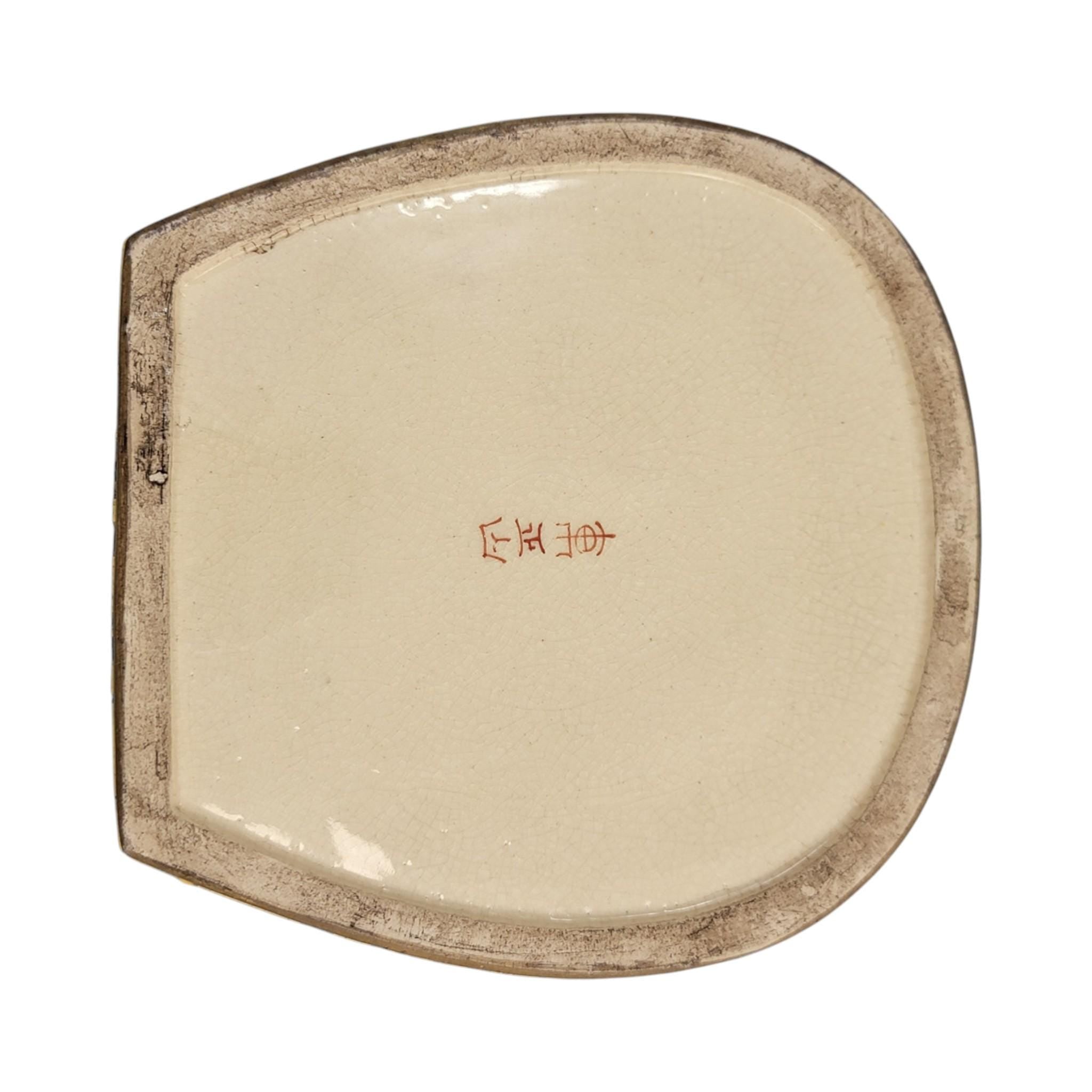 Exceptional Japanese Satsuma earthenware box by Tōshōzan, Meiji period
