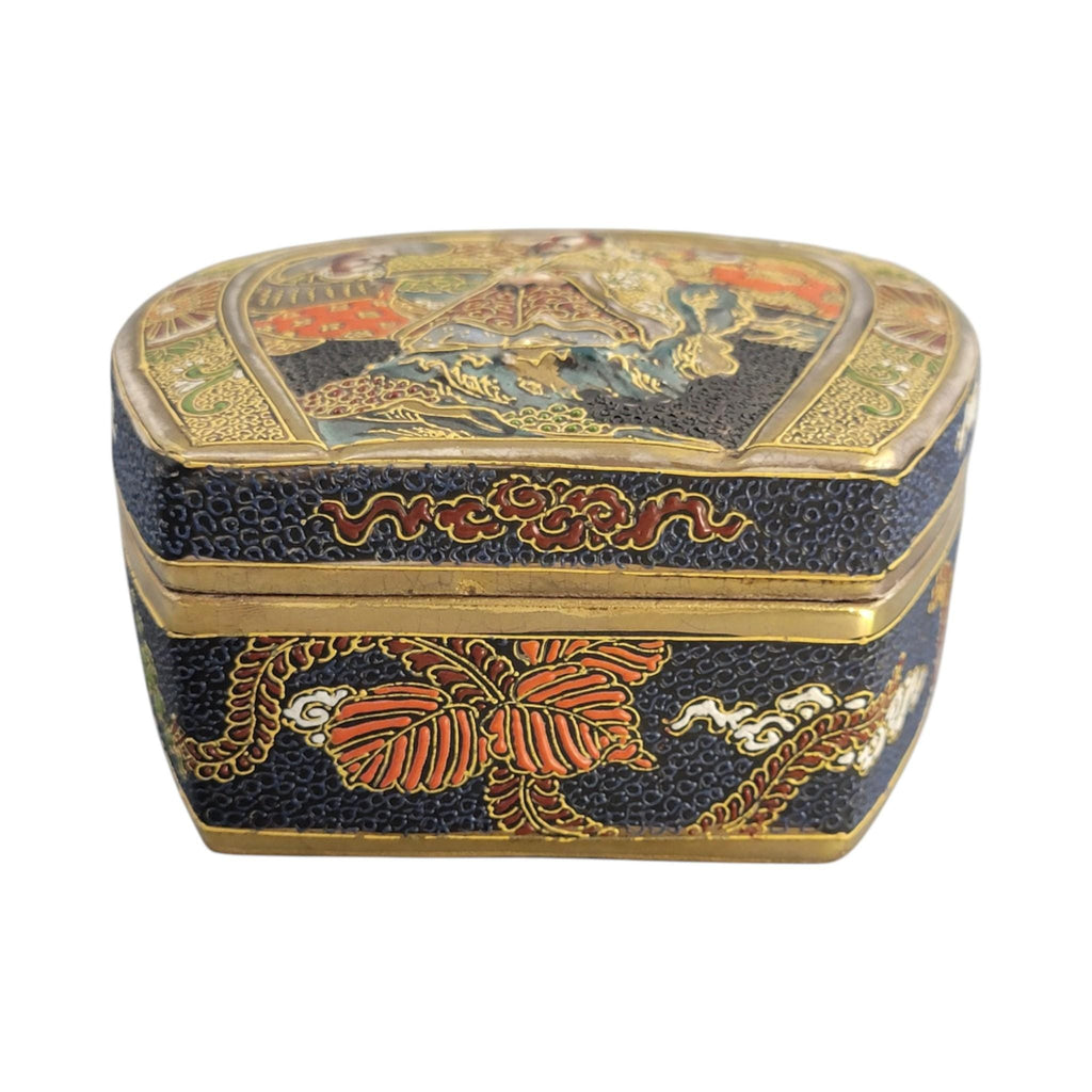 Exceptional Japanese Satsuma earthenware box by Tōshōzan, Meiji period