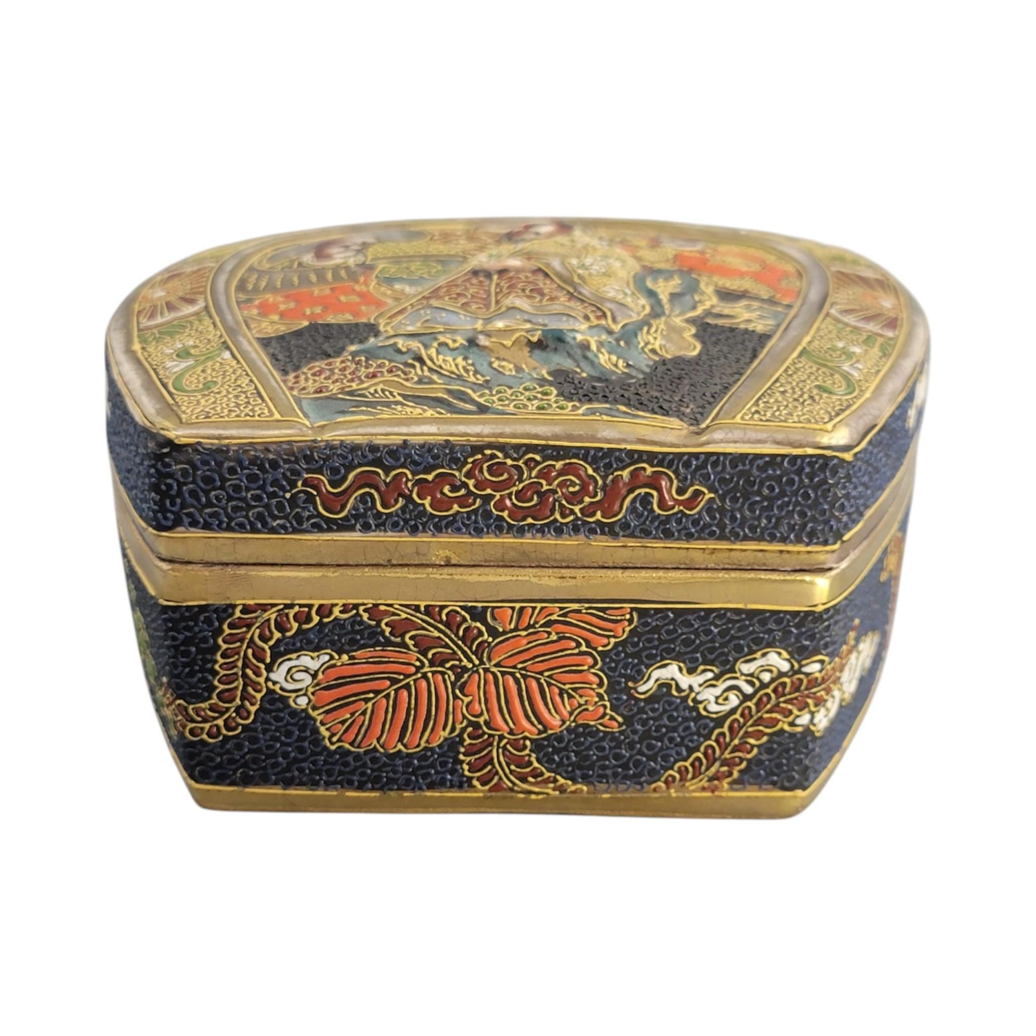 Exceptional Japanese Satsuma earthenware box by Tōshōzan, Meiji period